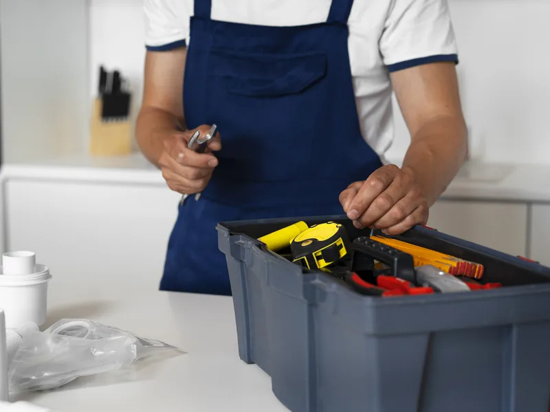 Hausmeister in Siegen führt eine Reparatur an der Haustechnik durch