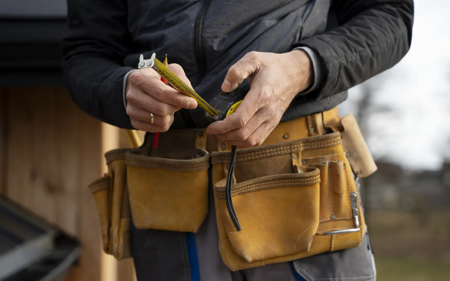 Hausmeisterservice Siegen – Handwerker mit Werkzeuggürtel bei der Arbeit