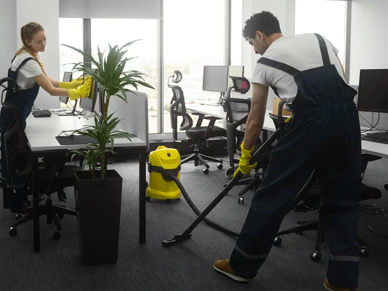 Team bei der Büroreinigung