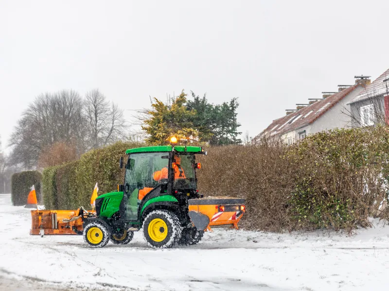 Winterdienst Siegen – Räumdienst beseitigt Schnee vor Wohnhäusern